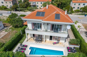 Villa Barbara-Kastela with heated pool